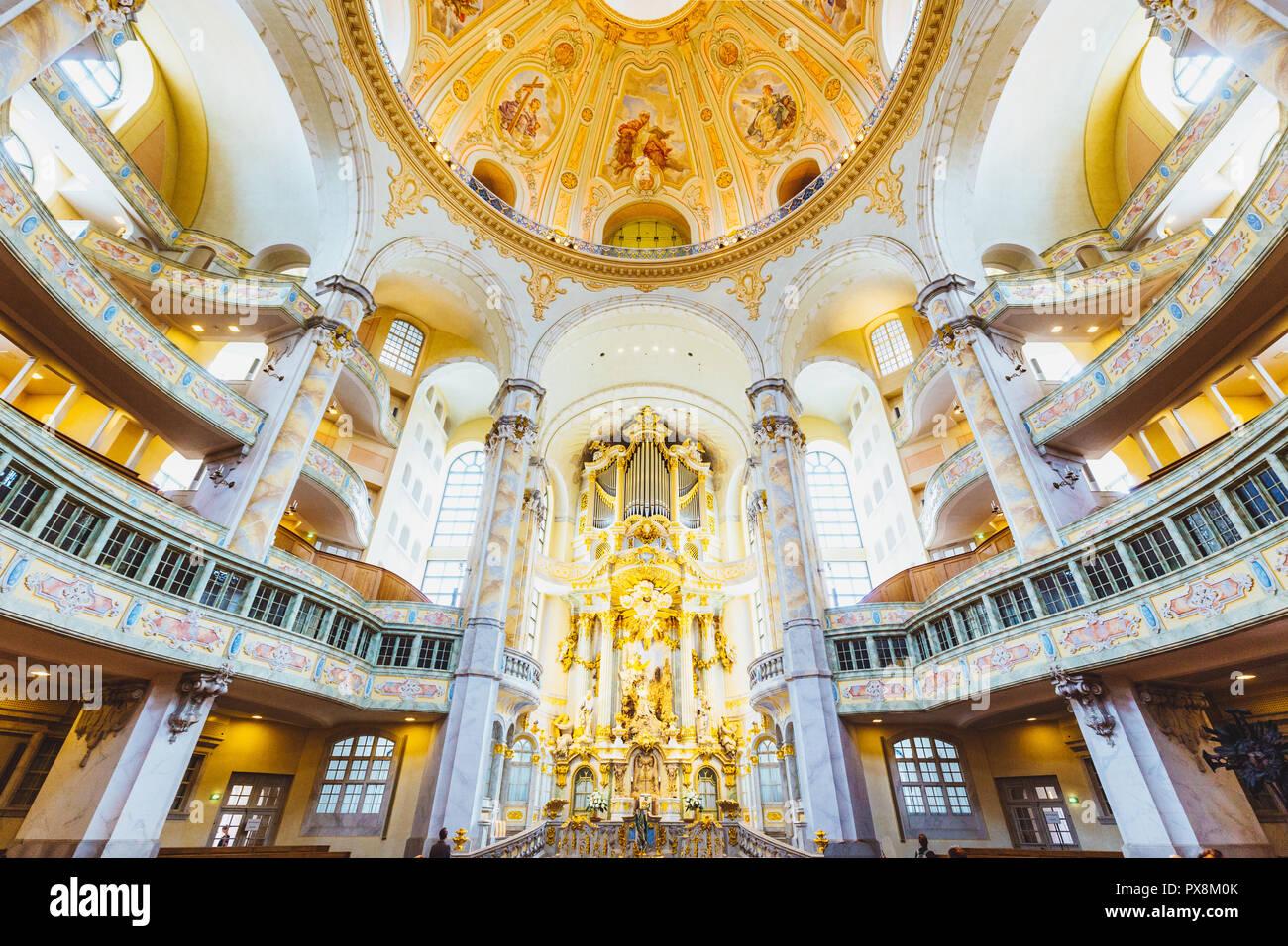 amplio-angulo-de-vision-interior-de-la-famosa-iglesia-frauenkirche-de-dresde-dresde-sajonia-alemania-px8m0k